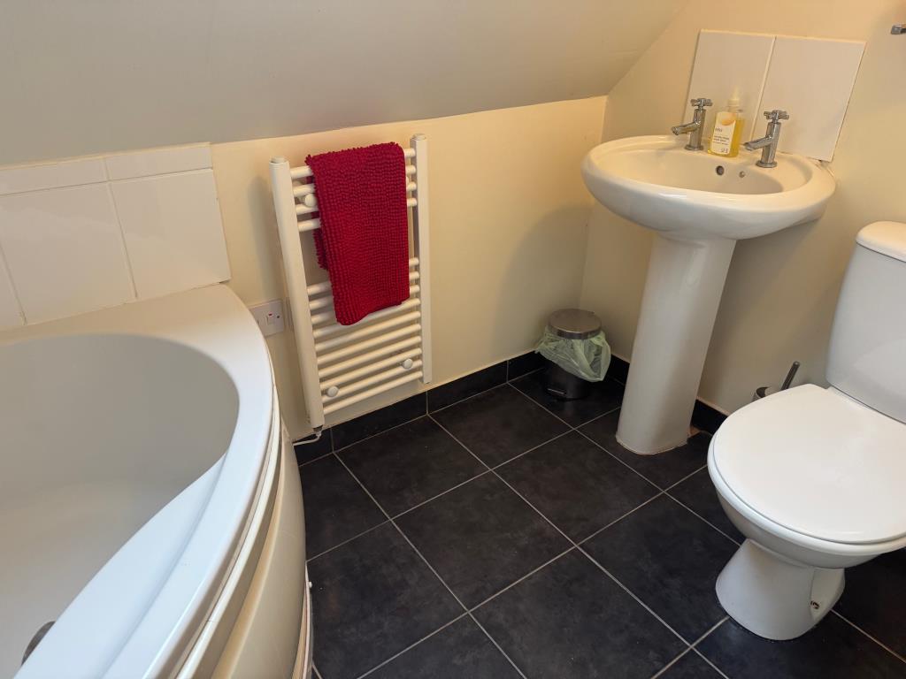 Lot: 43566 - COUNTRY ESTATE COMPRISING 5 BEDROOM MANOR HOUSE, WEDDING VENUE WITH 7 BEDROOM HOUSE, 6 ECO LODGES, 5 COTTAGES, 2 TENNIS COURTS, WORKSHOP AND ANCILLARY ACCOMMODATION - SET IN OVER 20 ACRES - Studio-bathroom